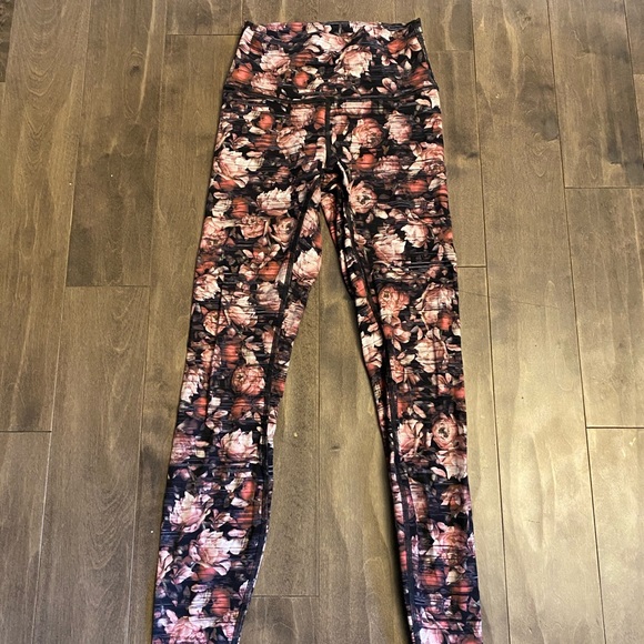 Lululemon Wunder Unders - Picture 1 of 1